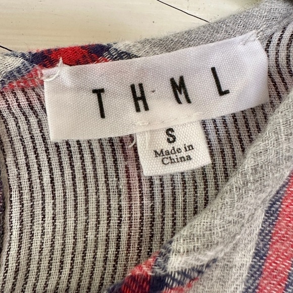 THML, CROP TOP. ROUND NECK, SHORT SLEEVE, EMBROIDERED FLORAL DESIGN. SIZE S - Picture 6 of 7